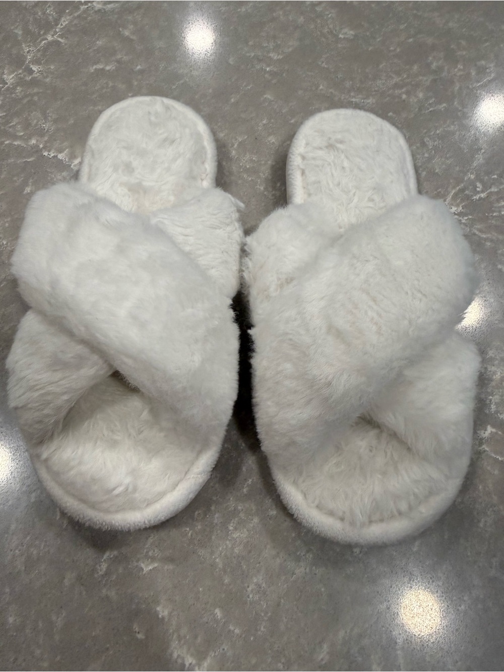 White Plush Cross Band Faux Fur Slippers Women’s Size 6-7 Cozy House Shoes